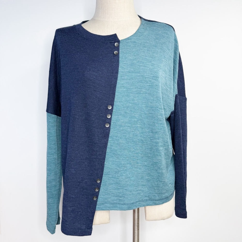 Foil Asymmetrical Blue Button 100% Merino Wool Lightweight Sweater Size Small‎